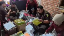 Rumah Kades, Sekdes Dan Bendahara Desa Air Pesi Di Geledah Tim Kejaksaan Negeri Kepahiang
