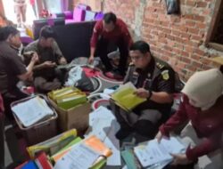 Rumah Kades, Sekdes Dan Bendahara Desa Air Pesi Di Geledah Tim Kejaksaan Negeri Kepahiang